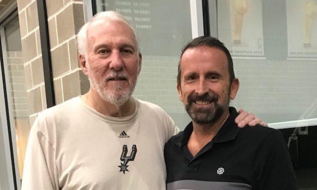 Joan Plaza, con Gregg Popovich en San Antonio.