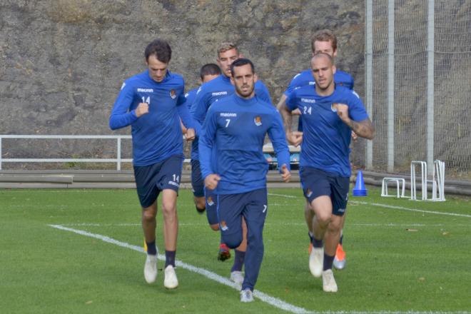 Los jugadores de la Real Sociedad durante un entrenamiento en Zubieta. (Foto: Giovanni Batista).