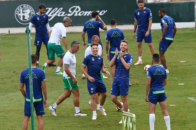 Marcos Álvarez y los jugadores en un entrenamiento (foto: Kiko Hurtado).