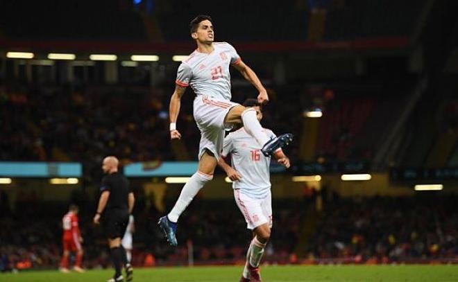 Marc Bartra celebra su gol con España.