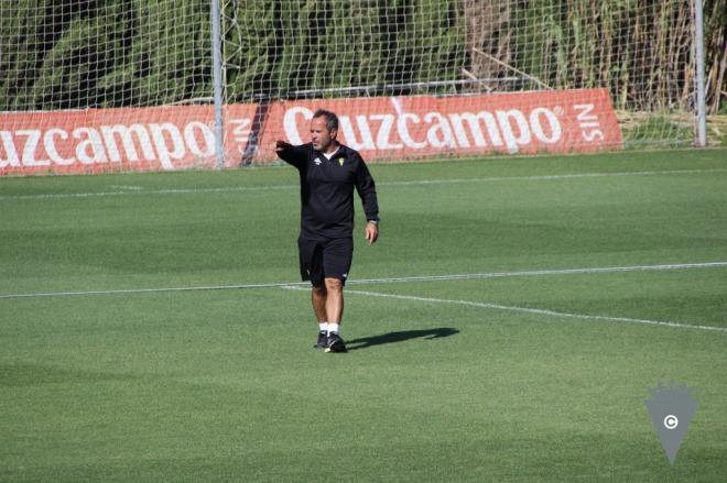 Álvaro Cervera da indicaciones durante un entrenamiento del Cádiz en El Rosal (Foto: CCF).