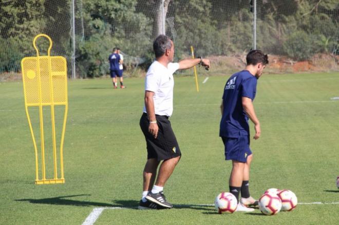 Álvaro Cervera le da indicaciones a Jairo Izquierdo durante un entrenamiento del Cádiz en El Rosal (Foto: CCF).