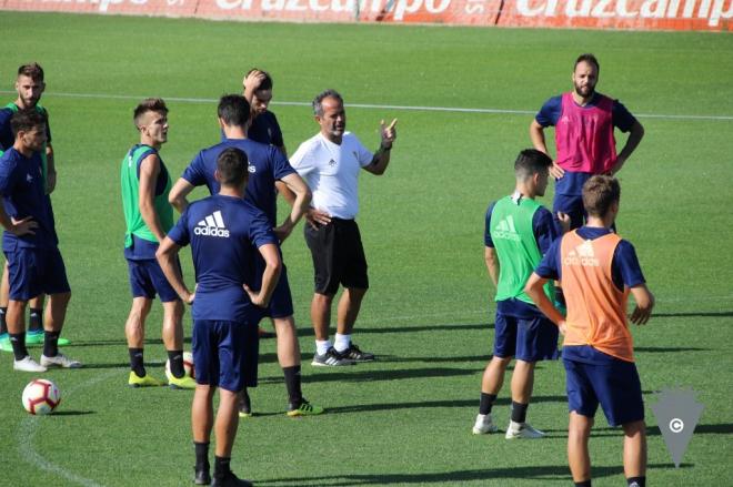 Álvaro Cervera da indicaciones a sus jugadores durante un entrenamiento del Cádiz en El Rosal (Foto: CCF).