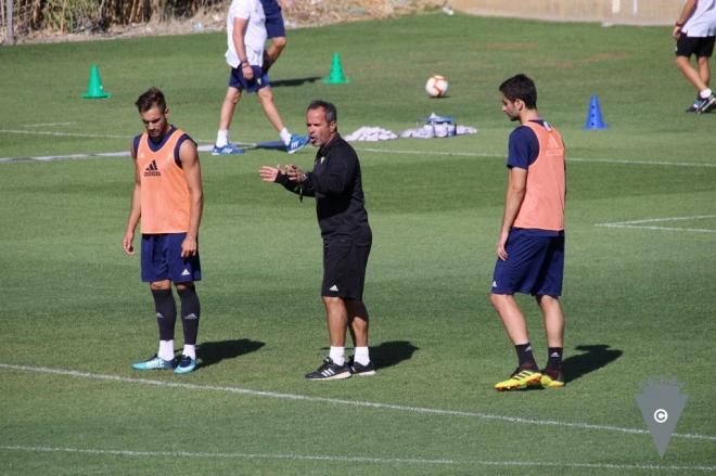 Álvaro Cervera le da indicaciones a Kecojevic y Robert Correa durante un entrenamiento del Cádiz en El Rosal (Foto: CCF).