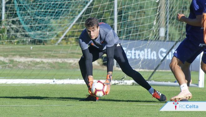 Iván Villar, durante un entrenamiento del Celta en A Madroa (Foto: RCCV).