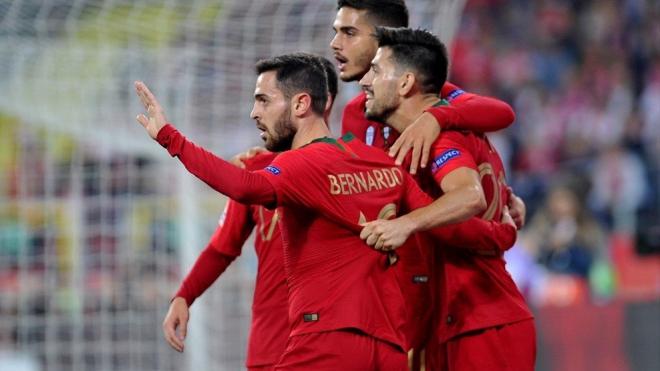 Los jugadores de Portugal festejan un tanto ante Polonia.