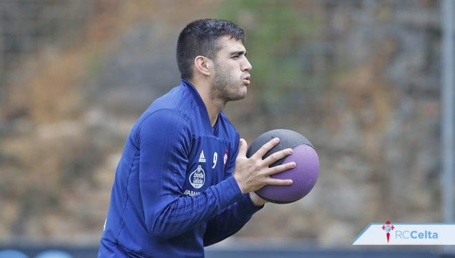 Maxi Gómez, durante un entrenamiento del Celta en A Madroa (Foto: RCCV).