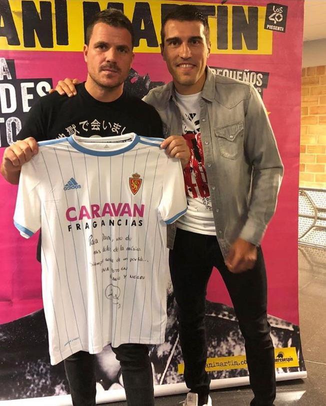 Alberto Zapater, junto a Dani Martín y la camiseta firmada por el capitán zaragocista (Foto: @marazapa21).