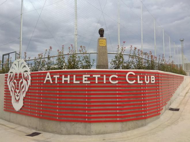 Nueva ubicación del busto de Telmo Zarra en las instalaciones de Lezama (Foto: Desmarque Bizkaia).