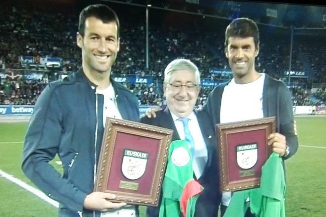 Agirretxe y Xabi Prieto junto al seleccionador Mikel Etxarri en el homenaje que han recibido en el descanso.