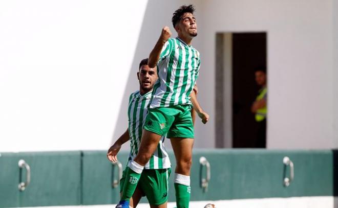 Roberto Abreu celebra un gol con el filial.