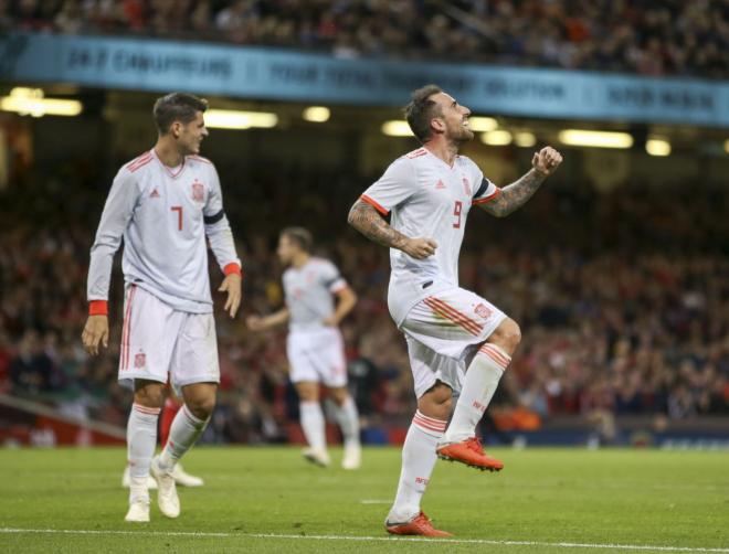 Alcácer celebra un gol con España ante Gales vestido con la anterior camiseta.