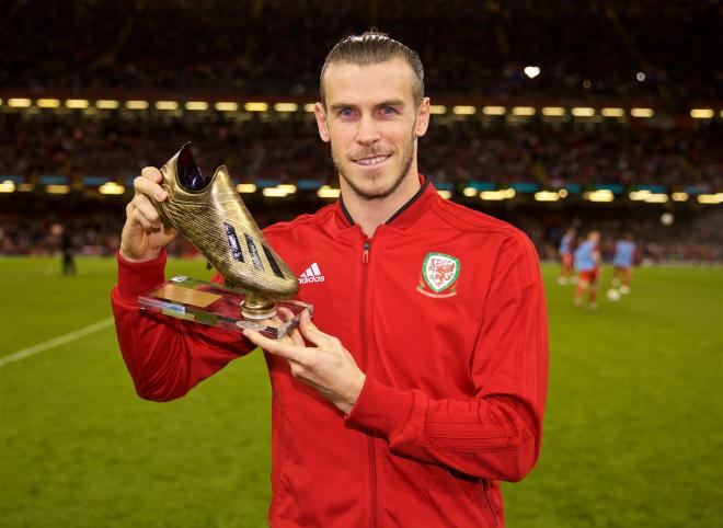 Bale recibe la Bota de Oro de la selección galesa.