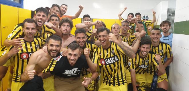 Los jugadores del Barakaldo celebran su victoria en Tabira (Foto: Barakaldo CF).