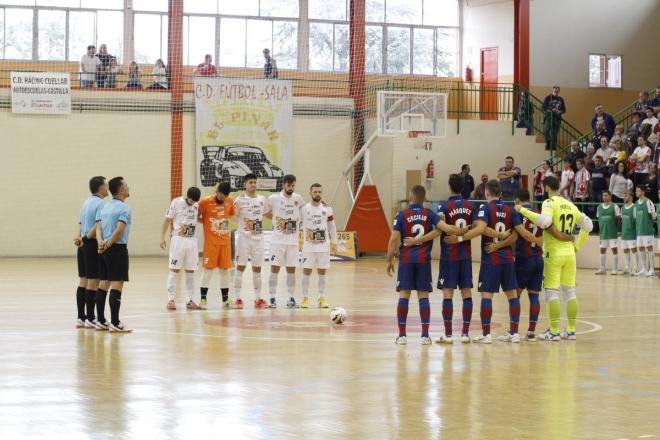 Los jugadores al comienzo del encuentro. (Foto: Levante UD)