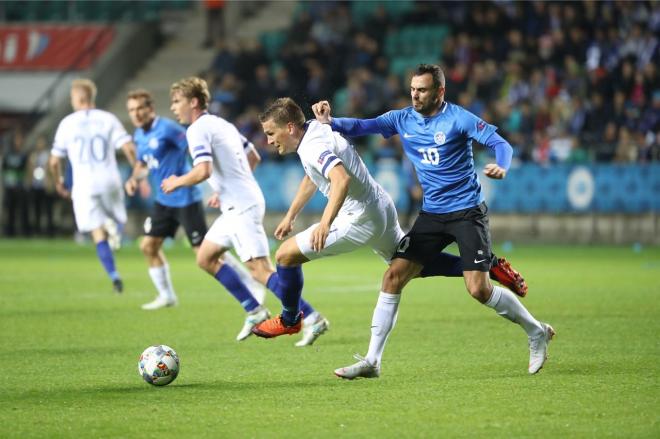 Robin Lod en acción durante el Estonia - Finlandia de la Copa de Naciones.