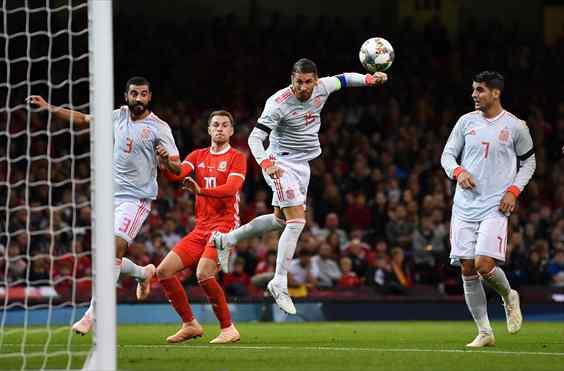 Sergio Ramos remata de cabeza ante Gales en un partido de la selección española.