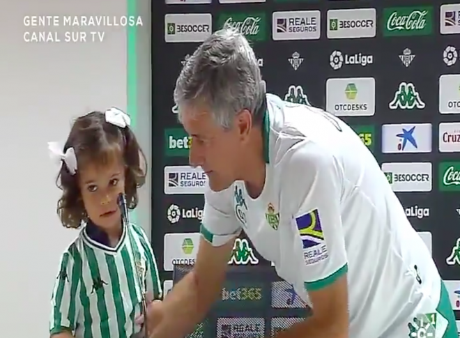 Quique Setién da una sorpresa a una joven aficionada del Betis.