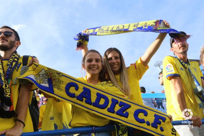 Aficionados del Cádiz con las camisetas amarillas.