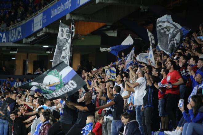 Aficionados del Deportivo durante el duelo contra el Elche en Riazor (Foto: Iris Miquel).