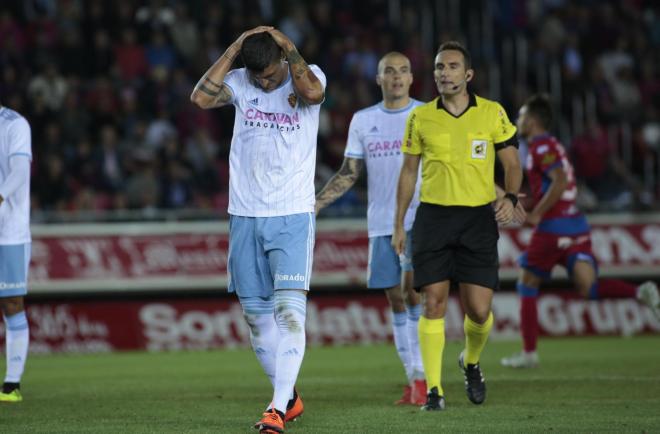 Grippo ante la mirada del árbitro Arcediano Monescillo en un partido del Real Zaragoza (Foto: Dani Marzo).