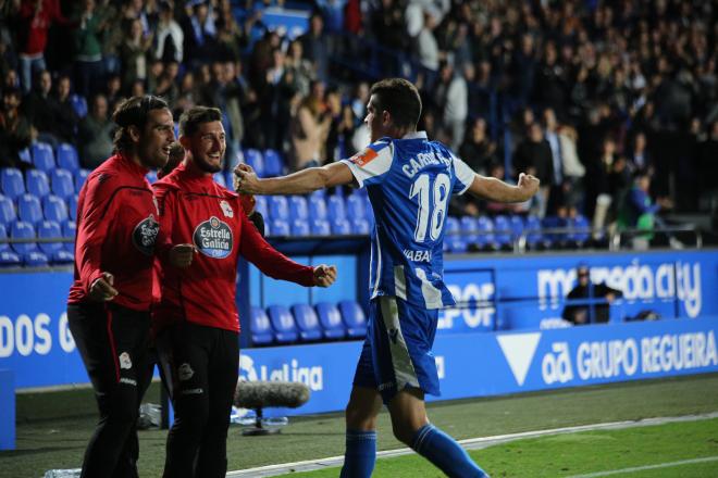 Carlos Fernández se abraza con Somma y Borja Valle (Foto: Iris Miquel).