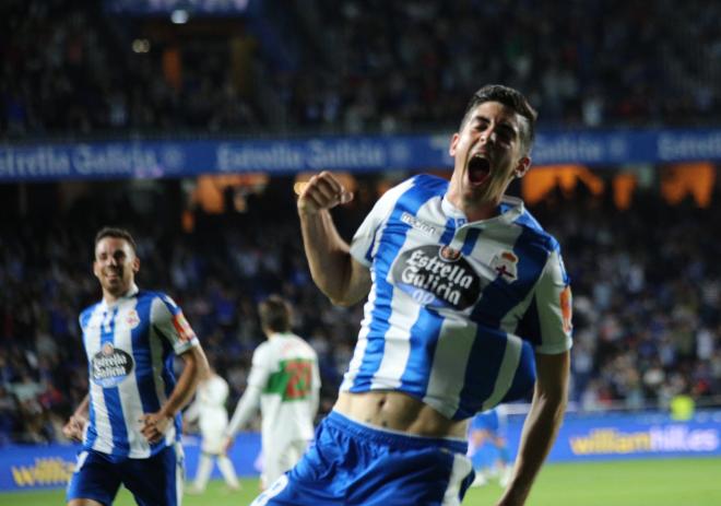 Carlos Fernández celebra su segundo gol en el Dépor-Elche (Foto: Iris Miquel).