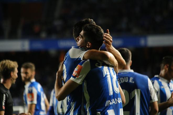 Carlos Fernández celebra uno de sus goles en el Dépor-Elche (Foto: Iris Miquel).