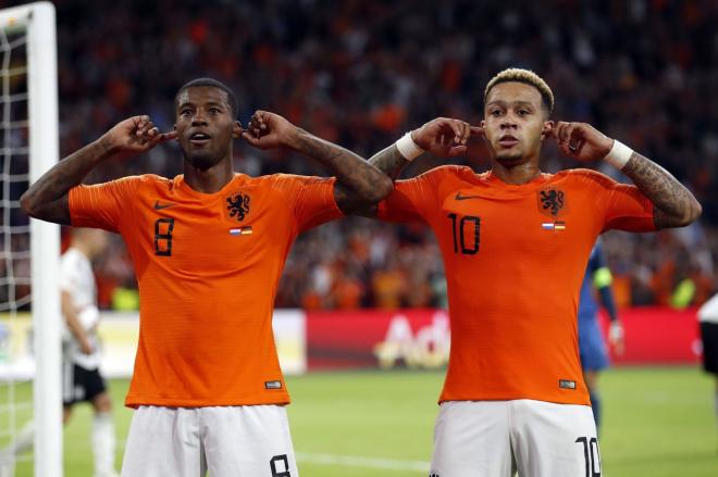 Depay y Wijnaldum celebran uno de los goles de Holanda.