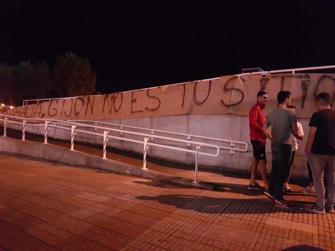 La afición del Sporting envía un mensaje a Baraja tras el partido ante el Reus (Foto: Luis Manso).
