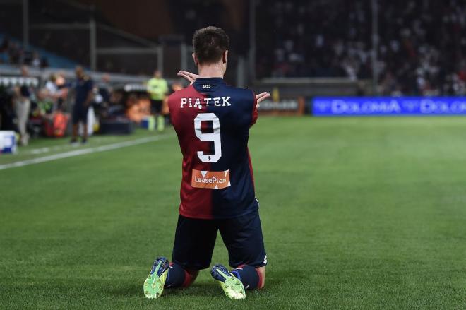 Piatek celebra uno de sus goles con el Genoa.