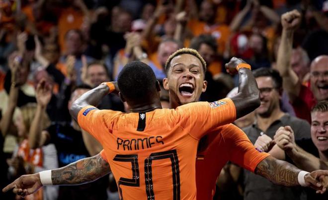 Promes celebra un gol de Depay durante el Holanda-Alemania.
