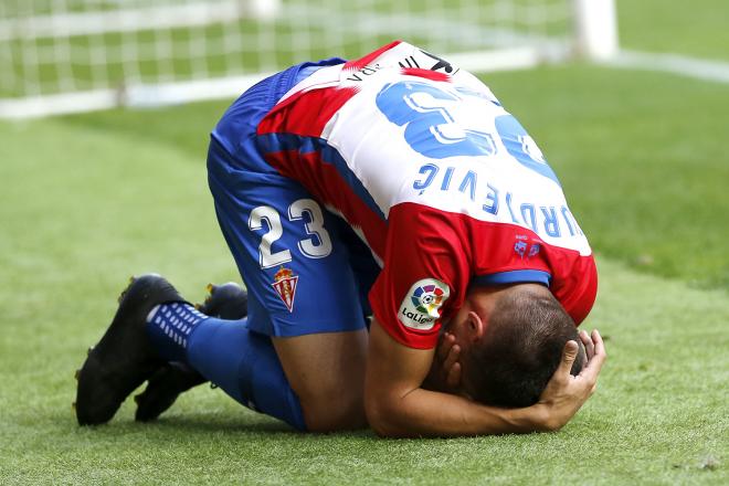 Djurdjevic se duele sobre el césped de El Molinón (Foto: Luis Manso).