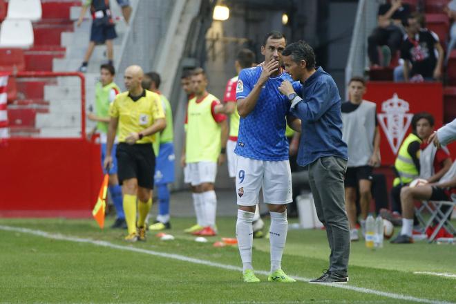 Linares charla con su entrenador en el partido contra el Sporting (Foto: Luis Manso).