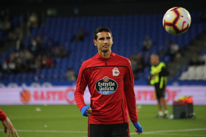 Vicente Gómez calienta en el Dépor-Elche disputado en Riazor (Foto: Iris Miquel).