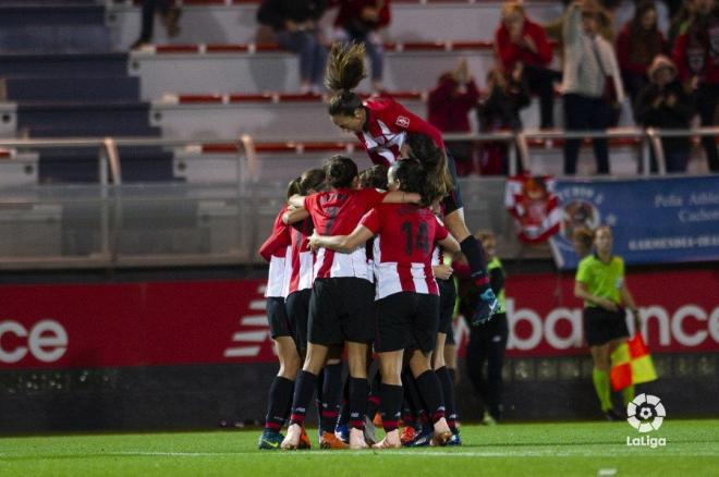 Las leonas, en una piña, celebran el gol de Lucía García en el derbi de Lezama (Foto: LaLiga Santander)