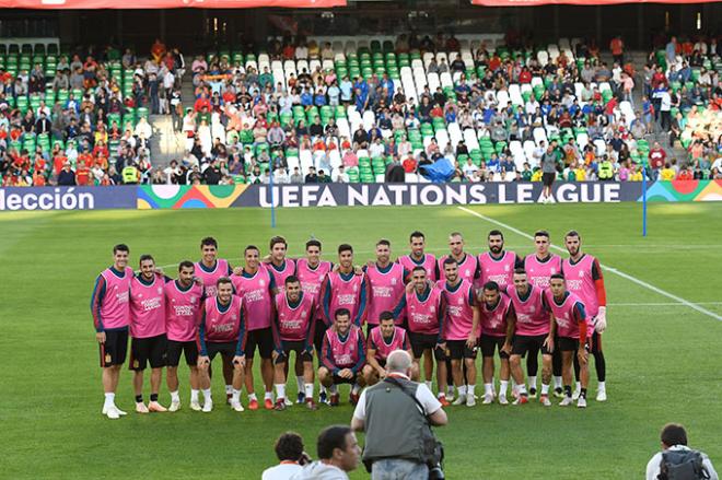 La selección español, antes del entrenamiento en el Estadio Benito Villamarín.