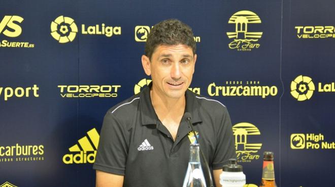 Juanma Pavón, entrenador del Cádiz B, durante una rueda de prensa (Foto: CCF).