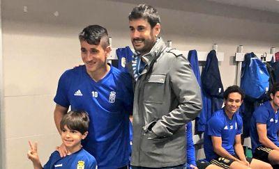 Melendi, con Saúl Berjón, en el vestuario del Wanda Metropolitano (foto: Real Oviedo).