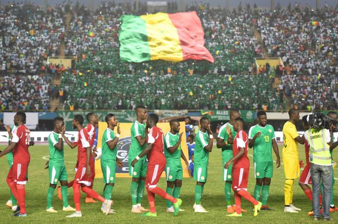 Saludos entre Senegal y Sudán, con N'Diaye a la derecha con el 13 (Foto: Fédération Sénégalaise de Football).