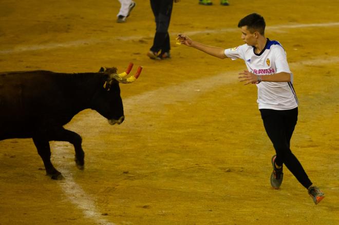 Un aficionado del Real Zaragoza, en las vaquillas de la Fiestas del Pilar con la camiseta de su equipo (Foto: Dani Marzo).