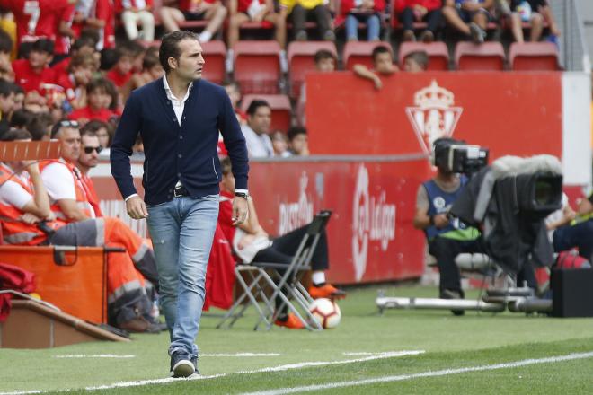 Rubén Baraja en la banda de El Molinón con una cámara de TV al fondo (Foto: Luis Manso).