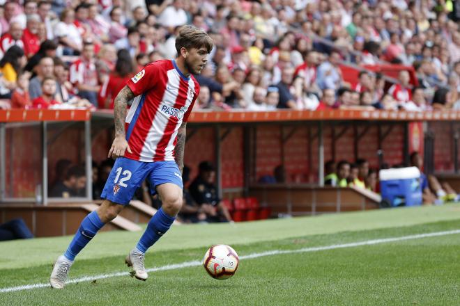 Álvaro Jiménez en un encuentro con la camiseta del Sporting (Foto: Luis Manso)