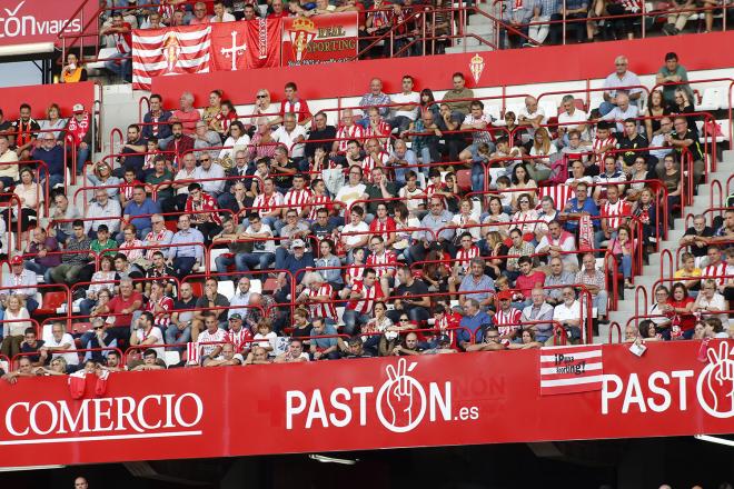 Aficionados del Sporting en las gradas de El Molinón (Foto: Luis Manso).