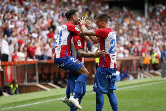 Futbolistas del Sporting celebrando un gol (Foto: Luis Manso).
