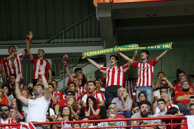Aficionados del Sporting durante el partido ante el Reus (Foto: Luis Manso).
