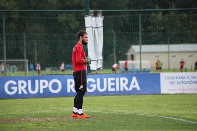 Dani Giménez, portero del Deportivo, se ejercita sobre el césped de 'El Mundo del Fútbol' (Foto: Iris Miquel).
