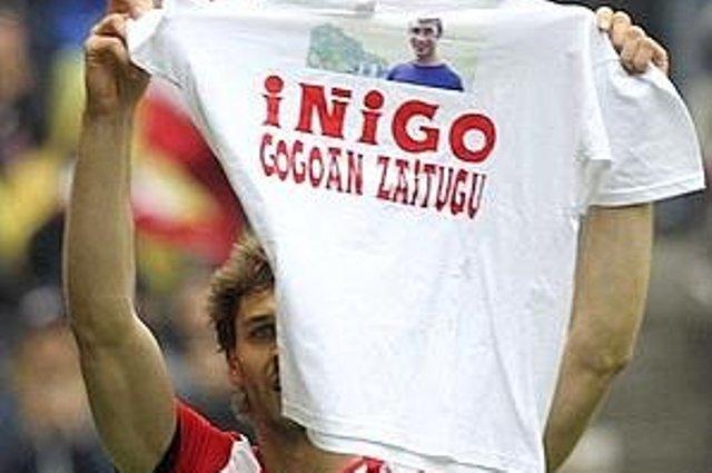 Fernando Llorente luce una camiseta en el partido posterior al asesinato de Iñigo Cabacas