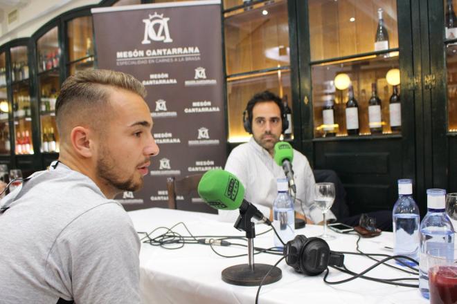 Javi Ontiveros durante una entrevista con Onda Cero en el Mesón Cantarranas.