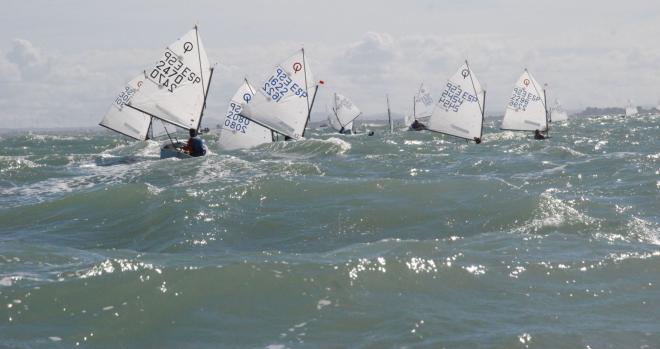 Imagen del III Trofeo de la Hispanidad de Optimist que se ha celebrado durante tres días en aguas de la bahía de Cádiz.